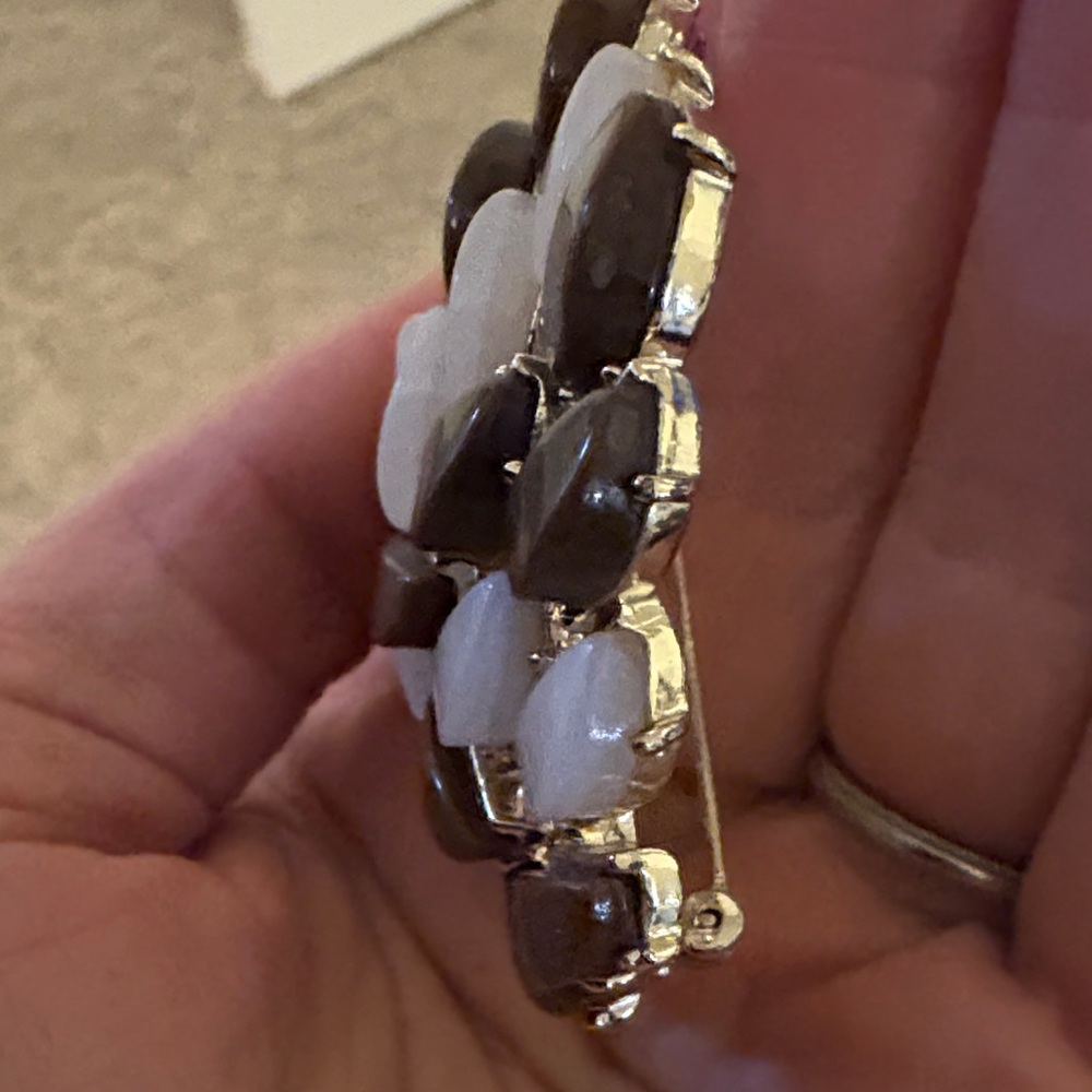 Elegant vintage White and Brown Floral Brooch - Picture 4 of 6